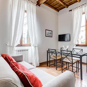 Living Colosseum Apartment